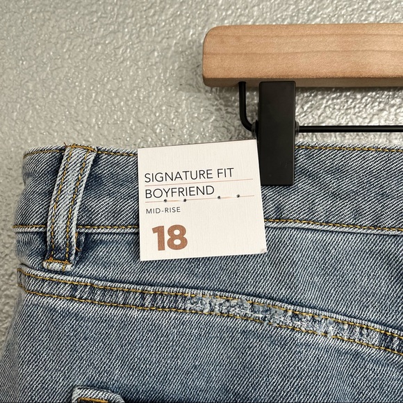 NWT Lane Bryant Distressed Light Wash Signature Fit Boyfriend Jean Size 18 - Picture 5 of 11